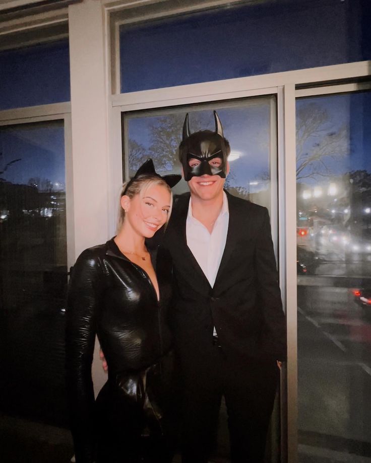 Batman + Catwoman.jpg__PID:95ddab14-e399-4906-92fd-f84f81ea4089